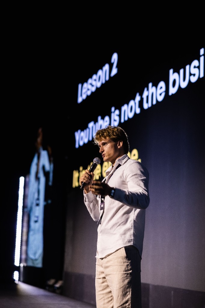 Ricardo Gorski speaking on stage at a business conference